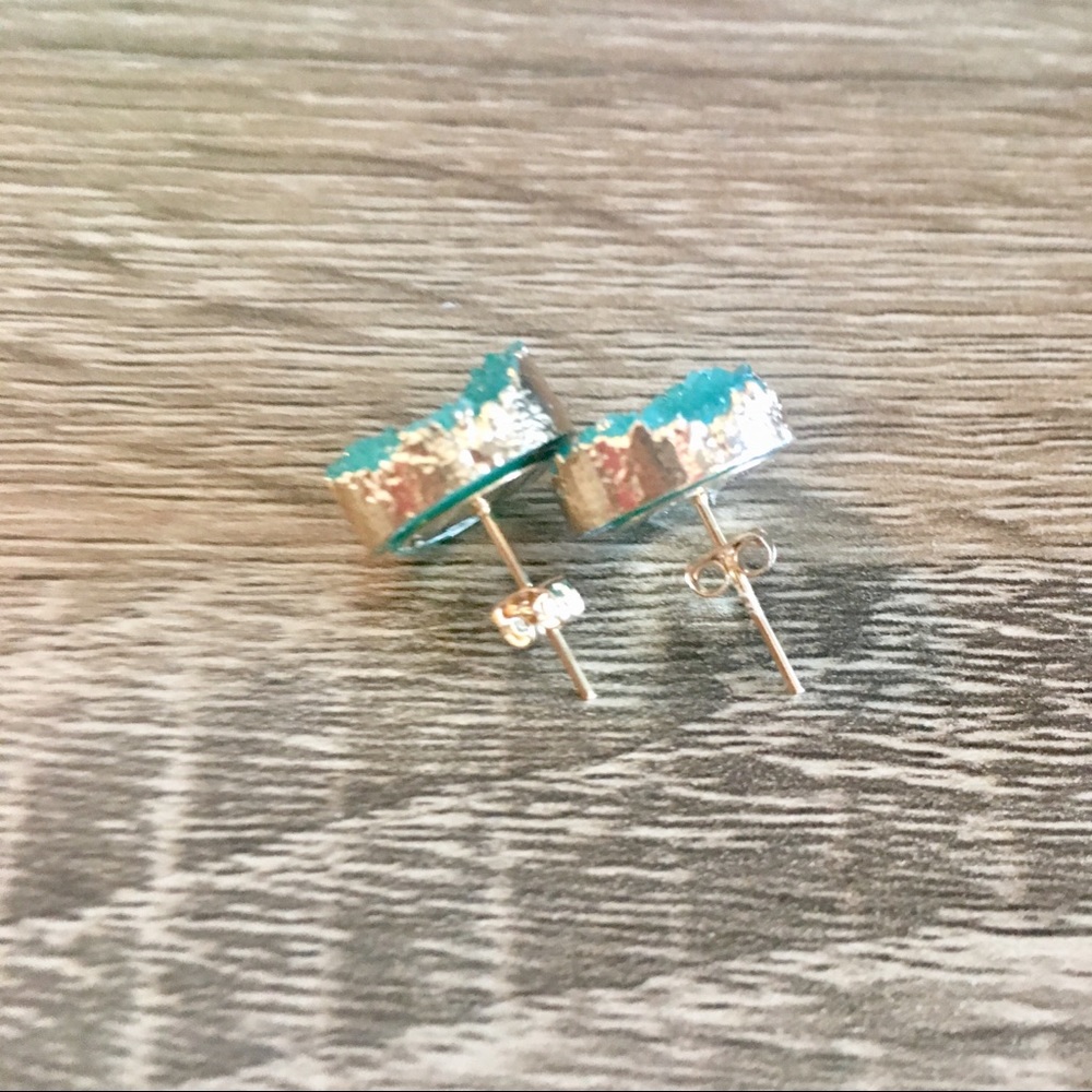 Anthro Druzy Quartz Stud Earrings in Peacock - Picture 4 of 5